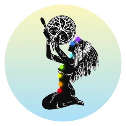 Silhouette d'une femme indigène en prière, portant une coiffe à plumes, avec les chakras alignés en couleurs, tenant un tambour avec un motif d'arbre de vie, sur un fond dégradé pastel.